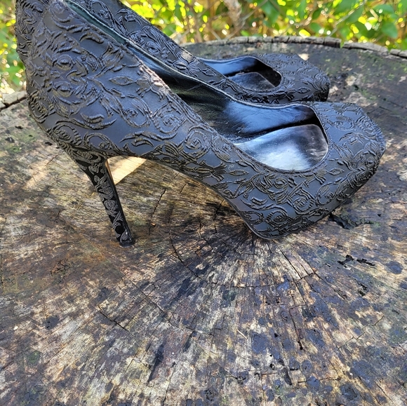 Vintage Women Black Detailed Designs High Heel Pumps By Vera Wang Size 6M/Women - Picture 7 of 10
